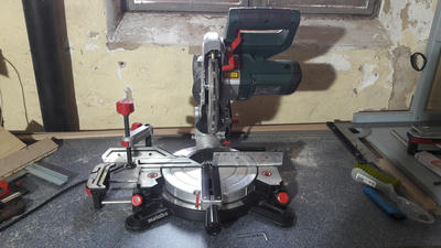 Drop saw for cutting the aluminum extrusions